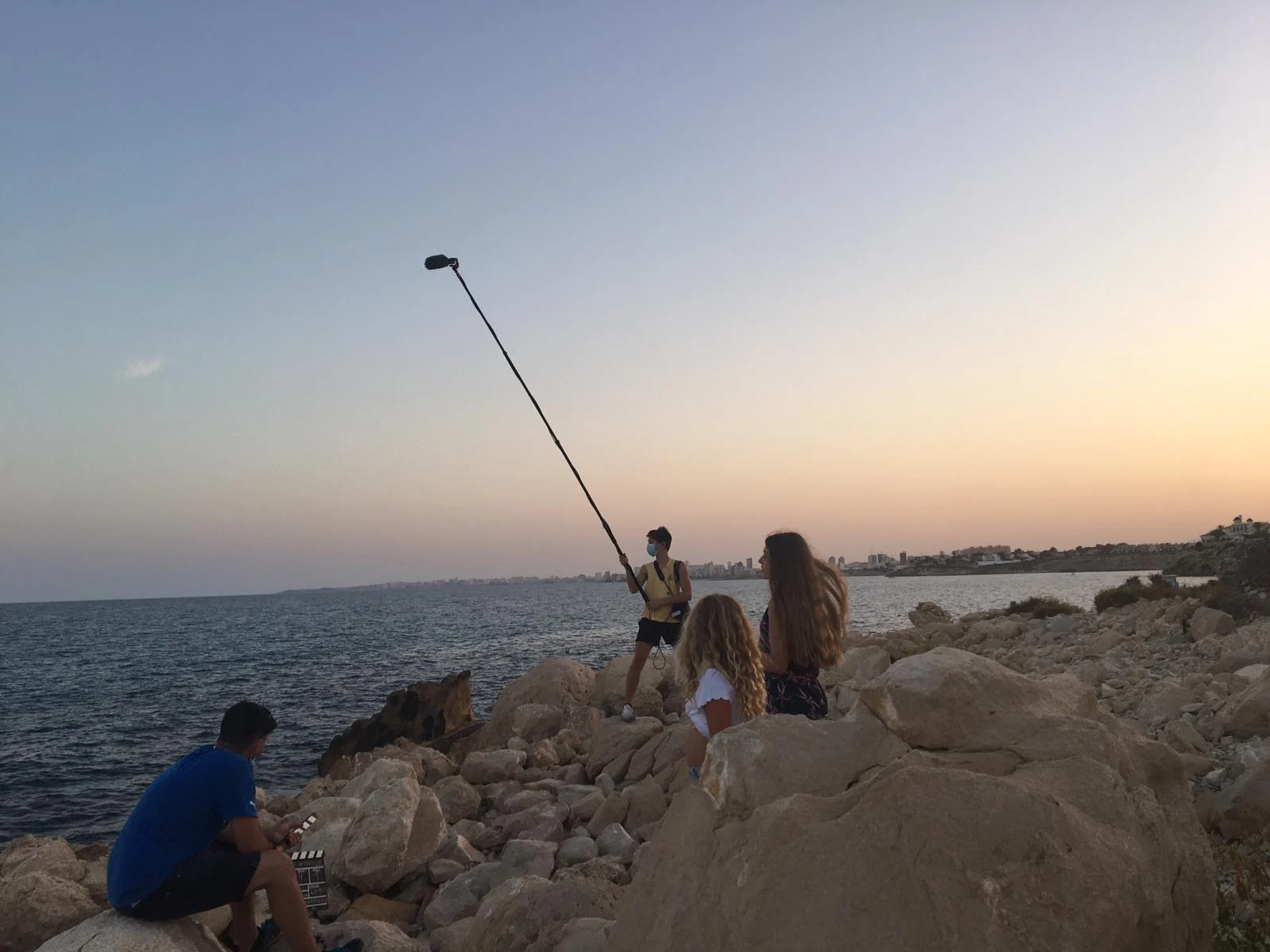 El equipo de Pandora prepara una escena junto al mar al atardecer